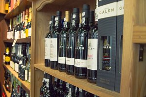 Ausgewählte regionale und internationale Weine